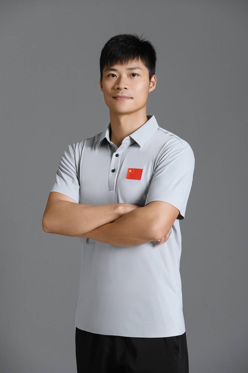 穿白色衣服的男人在房间里 AI 生成的内容可能不正确。