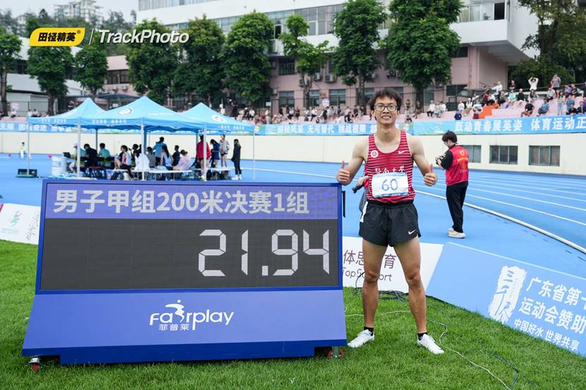 穿着蓝色衣服的女人在球场上 AI 生成的内容可能不正确。