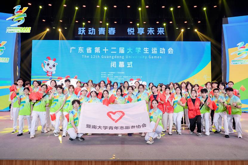 一群人站在台上 AI 生成的内容可能不正确。