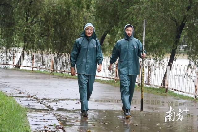 学校湖区安保人员及时测量周边水位，截至目前水位正常。