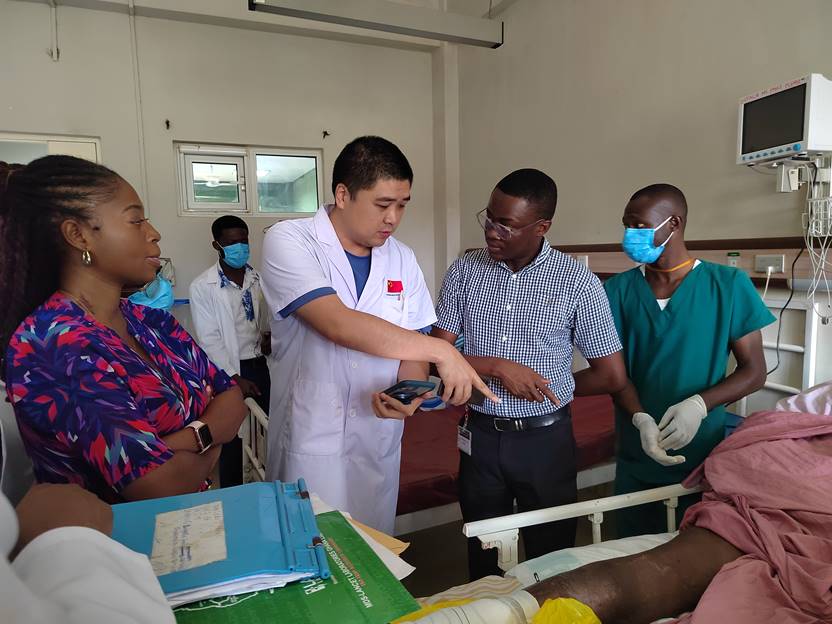 一群男人和女人在切蛋糕 AI 生成的内容可能不正确。