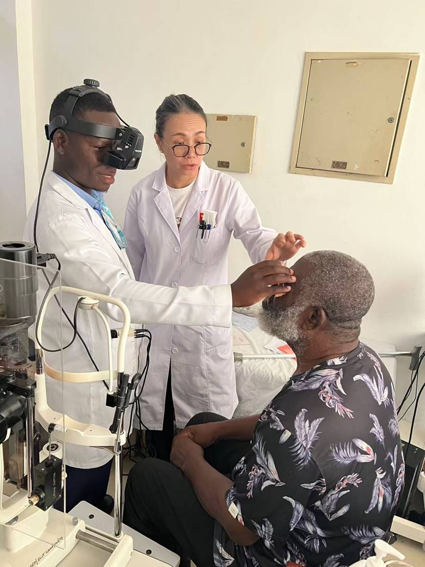 男人和女人在切蛋糕 AI 生成的内容可能不正确。