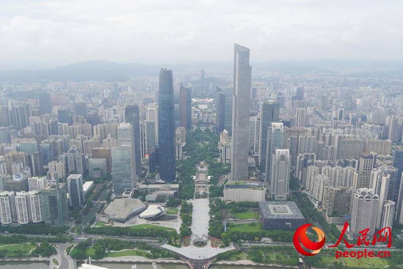 广东是我国首个经济总量突破14万亿元的省份，图为广州城市新中轴线珠江新城。人民网王雅蝶摄