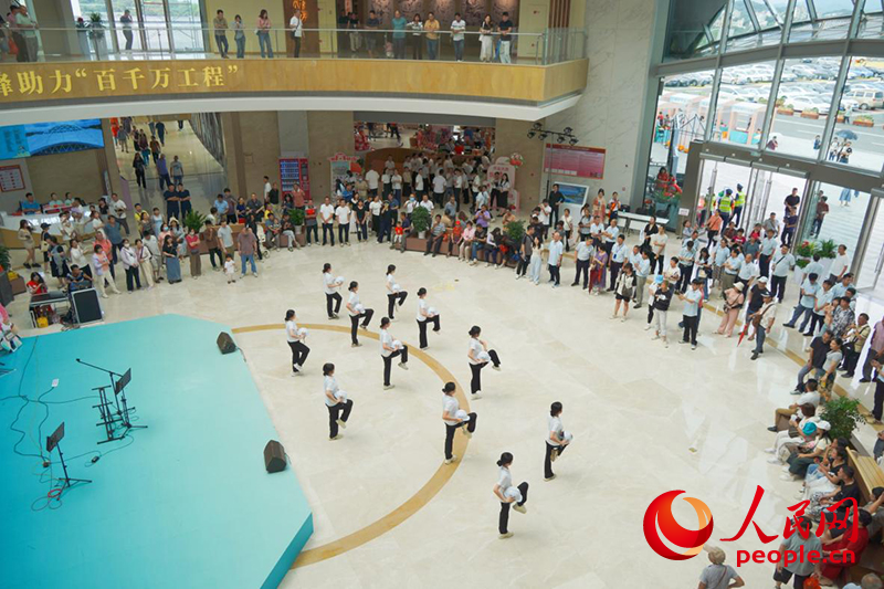 2025年5月，包茂高速柏桥服务区开展文艺汇演，为市民游客奉上“文化大餐”。人民网王雅蝶摄