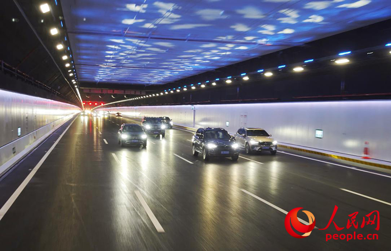 2024年6月30日，车辆通过“世界首例双向八车道海底沉管隧道”深中通道海底隧道。人民网朴馨语摄