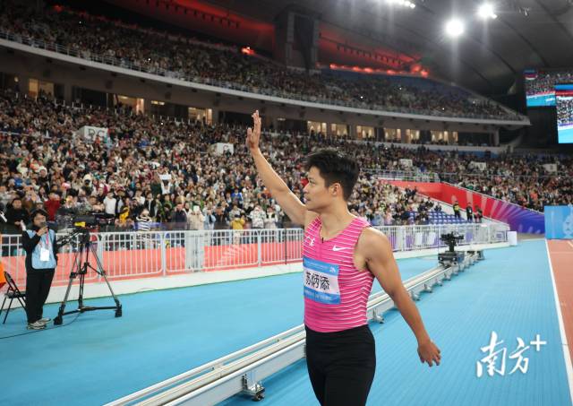 十五运会男子4x100米接力决赛现场，苏炳添向观众挥手致谢。